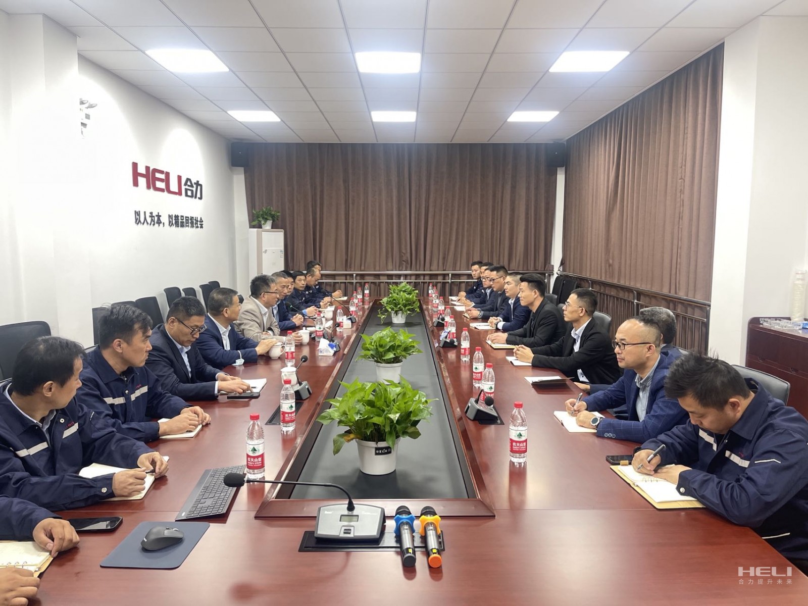 与上海Z6尊龙昆山、嘉定分公司员工互换座谈.jpg